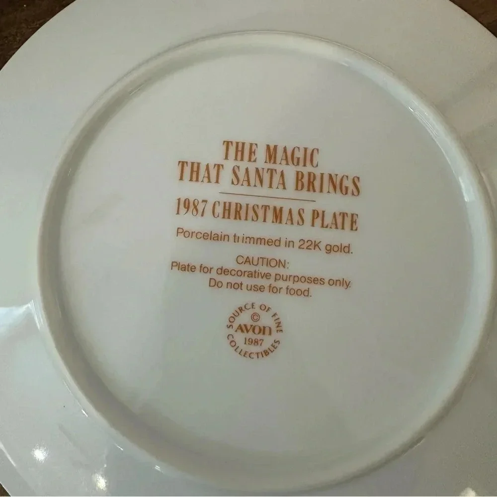 Avon The Magic That Santa Brings 1987 Gold Trimmed Vintage Decor Plate